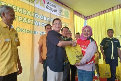 Wakil Ketua Umum DPP Partai Golkar, Adies Kadir memberikan bantuan kepada warga Sidoarjo.
