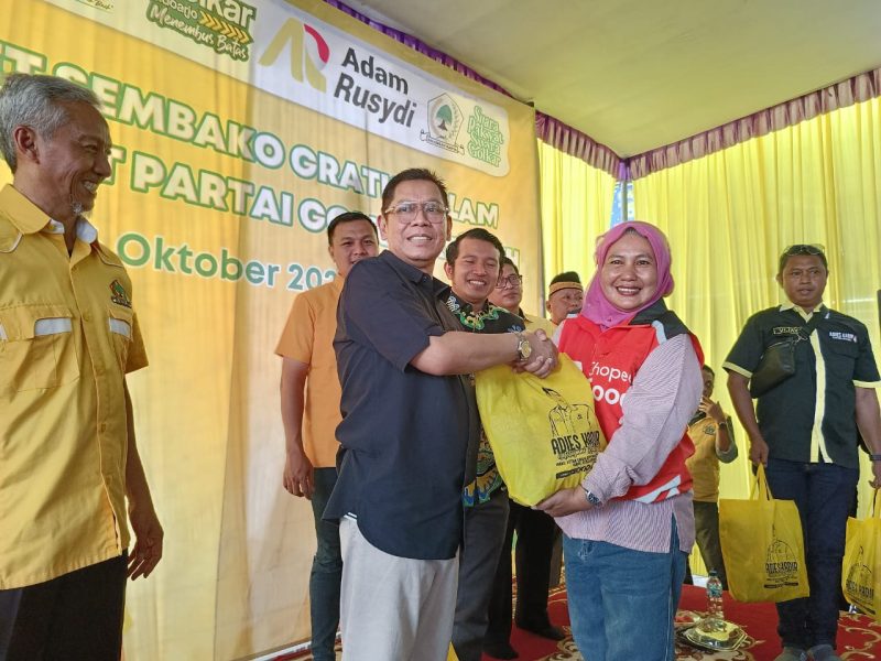 Wakil Ketua Umum DPP Partai Golkar, Adies Kadir memberikan bantuan kepada warga Sidoarjo.