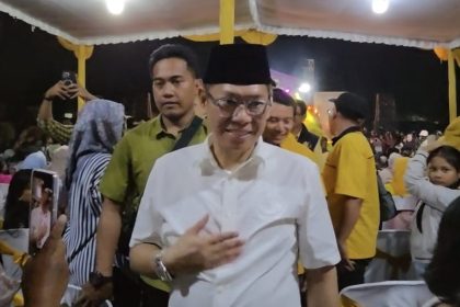 Wakil Ketua DPP Partai Golkar, Adies Kadir hadir di acara HUT Partai Golkar ke-61 di Sawotratap, Sidoarjo.