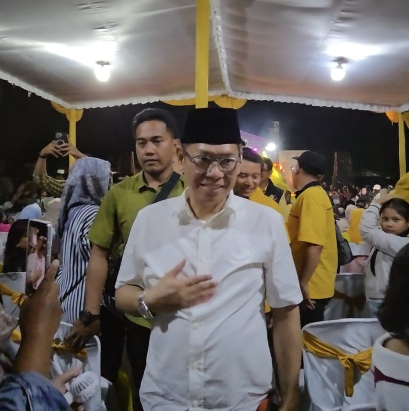 Wakil Ketua DPP Partai Golkar, Adies Kadir hadir di acara HUT Partai Golkar ke-61 di Sawotratap, Sidoarjo.