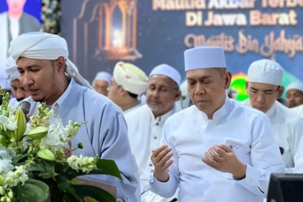 Wakil Ketua DPP Partai Golkar, Adies Kadir ikut dalam jemaah dzikir memperingati Maulid Nabi Muhammad SAW.