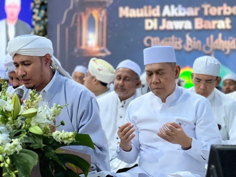 Wakil Ketua DPP Partai Golkar, Adies Kadir ikut dalam jemaah dzikir memperingati Maulid Nabi Muhammad SAW.