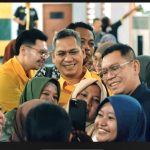 Wakil Ketua DPR, Adies Kadir bersama Ketua DPD Partai Golkar Surabaya, Akmarawita Kadir diajak masyarakat selfie disela-sela agenda reses di Bogangin.