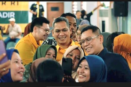 Wakil Ketua DPR, Adies Kadir bersama Ketua DPD Partai Golkar Surabaya, Akmarawita Kadir diajak masyarakat selfie disela-sela agenda reses di Bogangin.