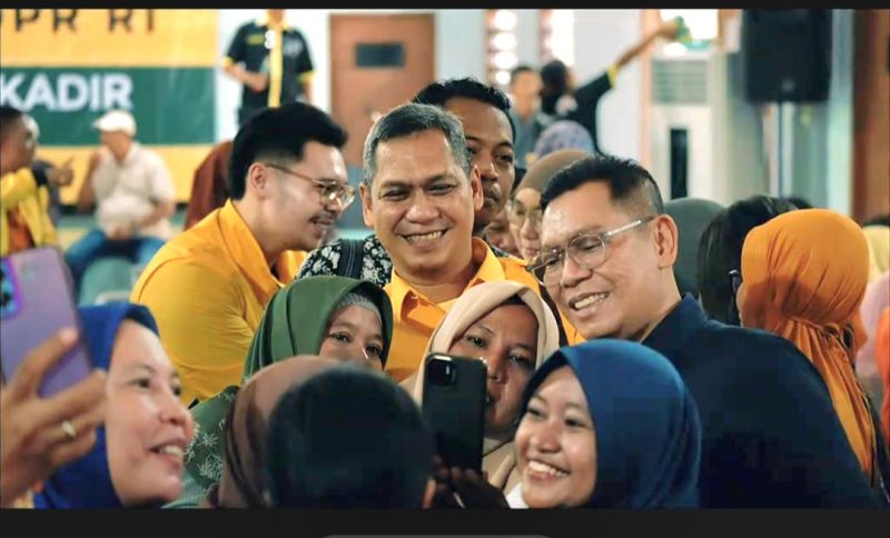 Wakil Ketua DPR, Adies Kadir bersama Ketua DPD Partai Golkar Surabaya, Akmarawita Kadir diajak masyarakat selfie disela-sela agenda reses di Bogangin.