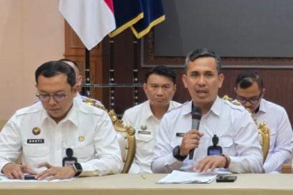 Kepala Kantor Imigrasi Kelas I Khusus TPI Surabaya, Agus Winarto, memaparkan capaian kinerja tahun 2025 dihadapan para awak media.