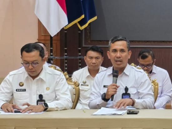 Kepala Kantor Imigrasi Kelas I Khusus TPI Surabaya, Agus Winarto, memaparkan capaian kinerja tahun 2025 dihadapan para awak media.