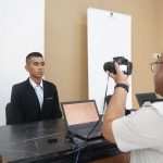 Petugas imigrasi sedang mengambil poto pemohon paspor dinas di Kantor Imigrasi Kelas I Khusus TPI Surabaya.