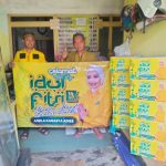 Tim relawan Adela Kanasya Adies menyalurkan bingkisan Lebaran kepada masyarakat Surabaya.