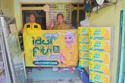 Tim relawan Adela Kanasya Adies menyalurkan bingkisan Lebaran kepada masyarakat Surabaya.