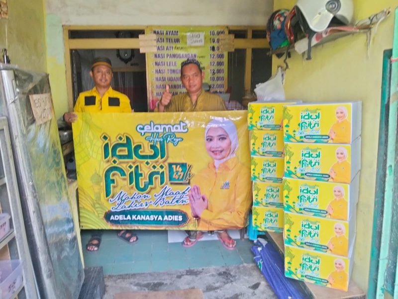 Tim relawan Adela Kanasya Adies menyalurkan bingkisan Lebaran kepada masyarakat Surabaya.