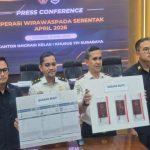 Kepala Kantor Imigrasi Surabaya, Agus Winarto (dua dari kanan) didampingi jajaran saat merilis hasil Operasi Wirawaspada 2026.