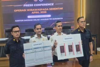 Kepala Kantor Imigrasi Surabaya, Agus Winarto (dua dari kanan) didampingi jajaran saat merilis hasil Operasi Wirawaspada 2026.