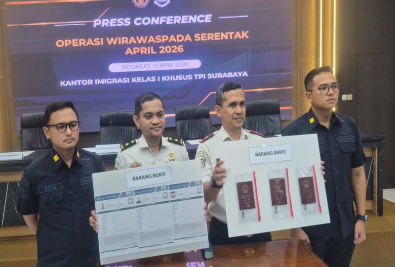 Kepala Kantor Imigrasi Surabaya, Agus Winarto (dua dari kanan) didampingi jajaran saat merilis hasil Operasi Wirawaspada 2026.
