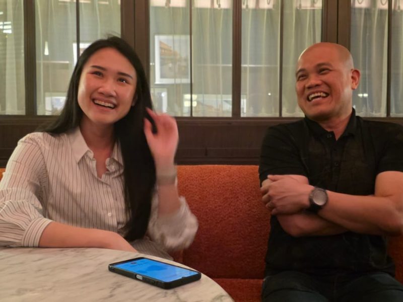 Steffiani Setyadji, Direktur 10 Regentstraat bersama CEO Pos Bloc, Jimmy Saputro ketika berbincang santai dengan awak media menjelang soft launching lokasi kuliner di lingkungan Kantor Pos Kebonrojo, Surabaya pada 1 Mei besok.