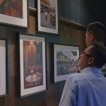 Pengunjung tempat kuliner 10 Regenstraat Kantor Pos Kebonrojo dapat menikmati lukisan-lukisan tentang bangunan bersejarah di Kota Surabaya.