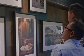 Pengunjung tempat kuliner 10 Regenstraat Kantor Pos Kebonrojo dapat menikmati lukisan-lukisan tentang bangunan bersejarah di Kota Surabaya.