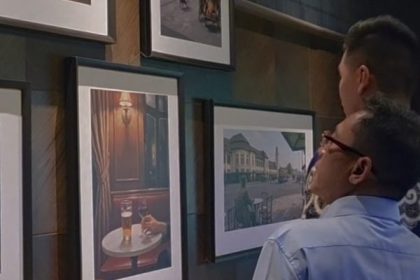 Pengunjung tempat kuliner 10 Regenstraat Kantor Pos Kebonrojo dapat menikmati lukisan-lukisan tentang bangunan bersejarah di Kota Surabaya.