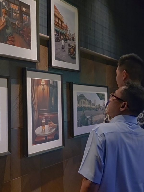 Pengunjung tempat kuliner 10 Regenstraat Kantor Pos Kebonrojo dapat menikmati lukisan-lukisan tentang bangunan bersejarah di Kota Surabaya.