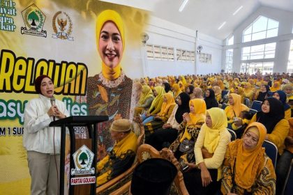 Anggota DPR RI Komisi X, Adela Kanasya Adies, menyapa relawan di wilayah Rungkut, Surabaya, selain menyapa relwan sekaligus menyampaikan program kerakyatan tetap berjalan.