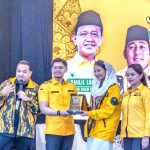 Ketua AMPG Jatim, Adiel Muhammad Kanantha memberikan cenderamata kepada Dyah Roro Esti, kader AMPG yang juga Wakil Menteri Perdagangan RI.
