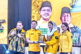 Ketua AMPG Jatim, Adiel Muhammad Kanantha memberikan cenderamata kepada Dyah Roro Esti, kader AMPG yang juga Wakil Menteri Perdagangan RI.