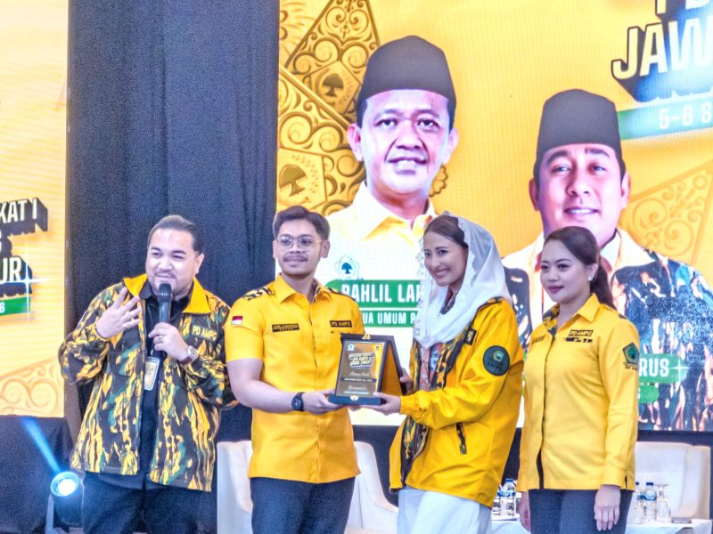 Ketua AMPG Jatim, Adiel Muhammad Kanantha memberikan cenderamata kepada Dyah Roro Esti, kader AMPG yang juga Wakil Menteri Perdagangan RI.